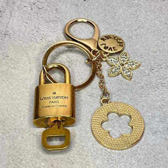 Louis Vuitton Lock and Key Set #341 with a Pink Fashion Clover Keychain - Picture 3 of 4